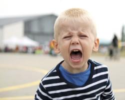 Çocuğunuz neden ağlıyor: küçük bir insan için hızlı yardım Yakınlarda bir çocuk ağlıyor, çocuklar çığlık atıyor